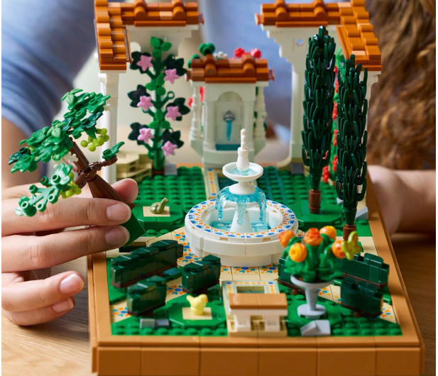 LEGO Icons 10359 Fontanna w ogrodzie - 1298067 - zdjęcie 5